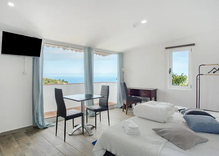 House Inmountain Canico (Madeira)